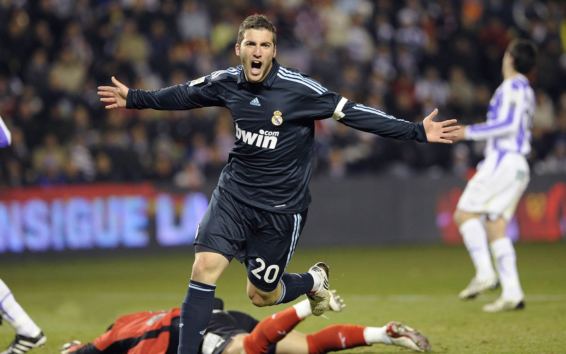 _城市高空跑步：在摩天楼之间飞驰_，高空城市俯瞰图